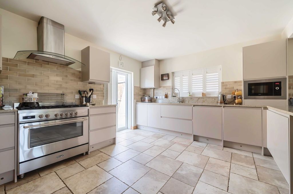 Property photo 3 of 28