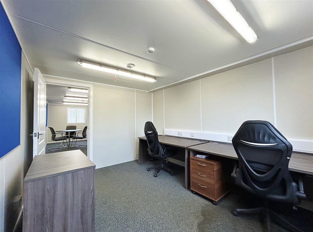 Property photo 3 of 10 Office