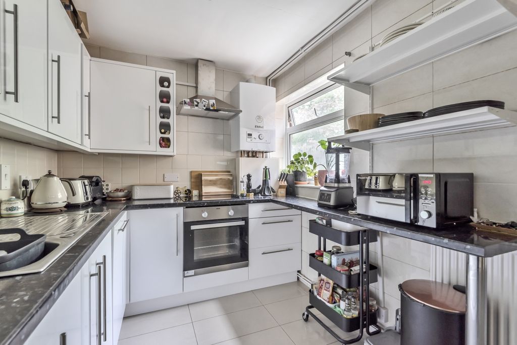 Property photo 3 of 8 Kitchen