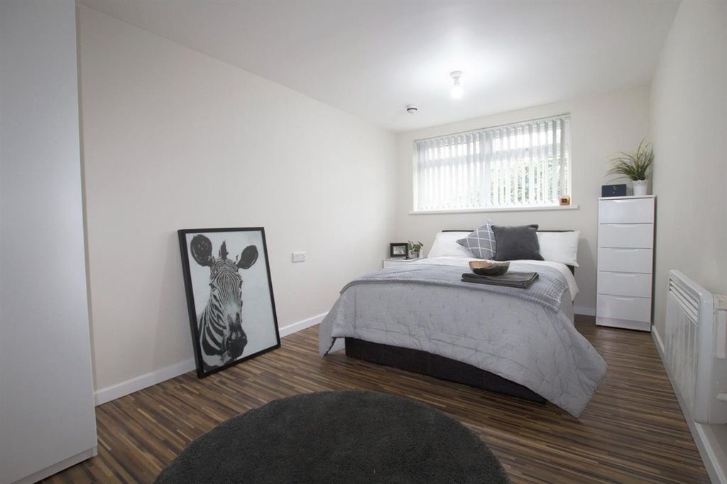 Property photo 1 of 13 A Bright And Modern Double Bedroom Featuring A Lar...