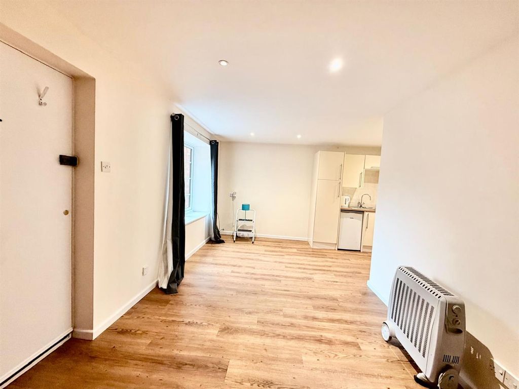 Property photo 3 of 6 Studio