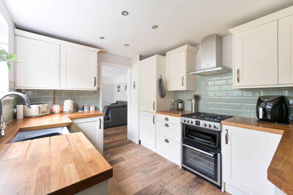Property photo 3 of 16 Collier Close