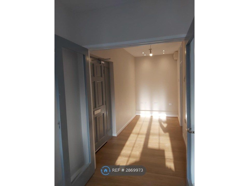 Property photo 3 of 14 Ent Hall/Workzone (4m X1.7m)