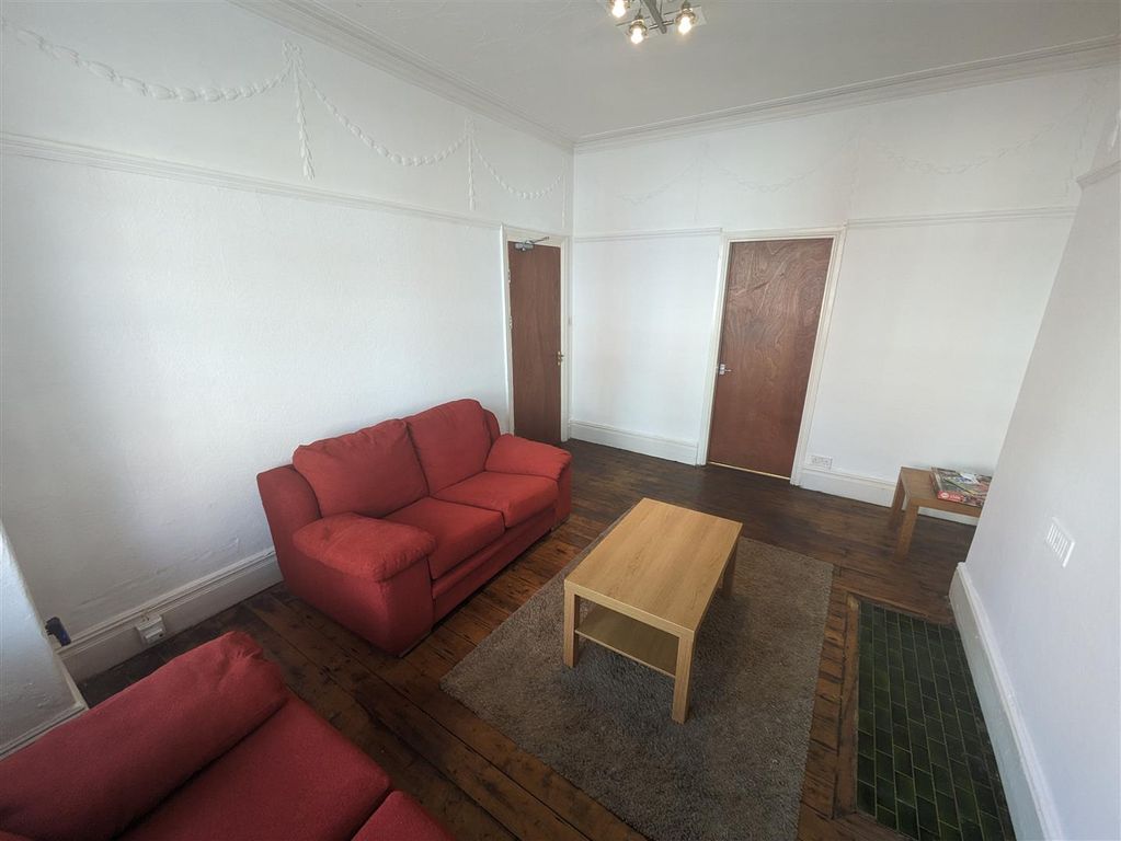 Property photo 3 of 11 Lounge