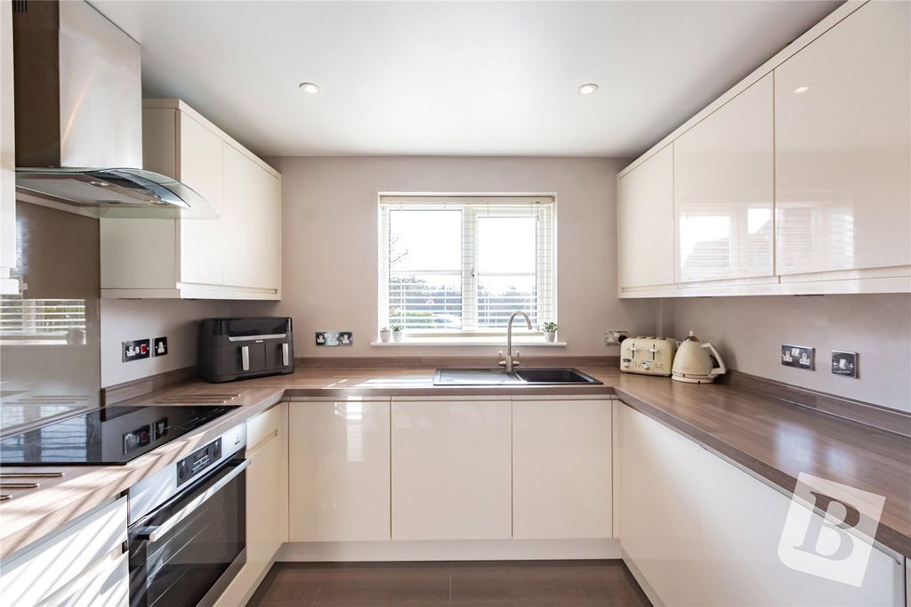 Property photo 3 of 19 Kitchen