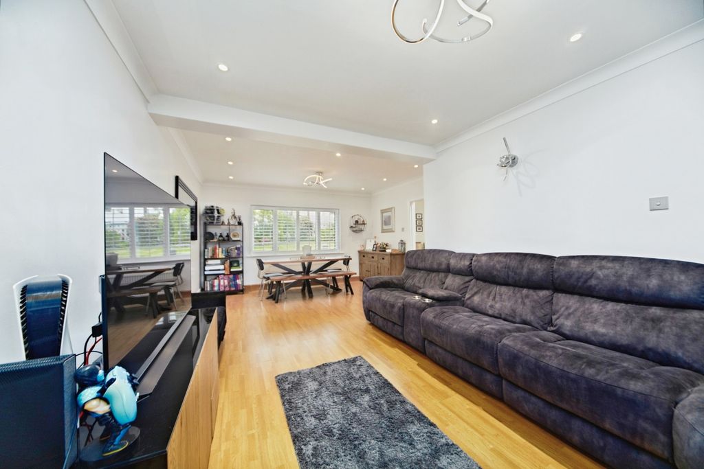 Property photo 3 of 17 Lounge/Dining Room