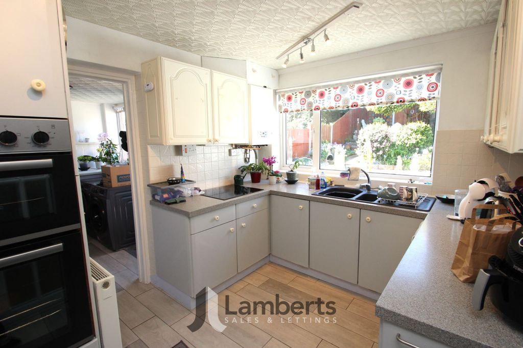 Property photo 3 of 12 Kitchen