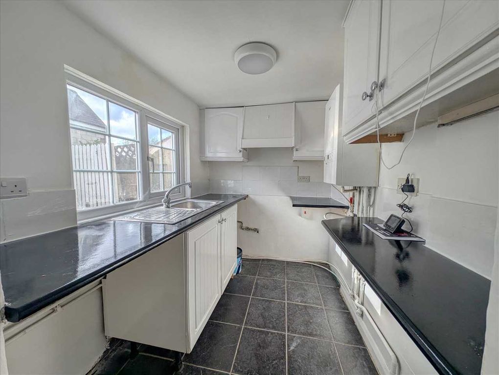 Property photo 3 of 10 Kitchen