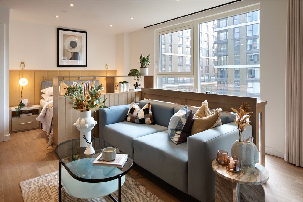 Property photo 2 of 11 Bedroom/Living Room