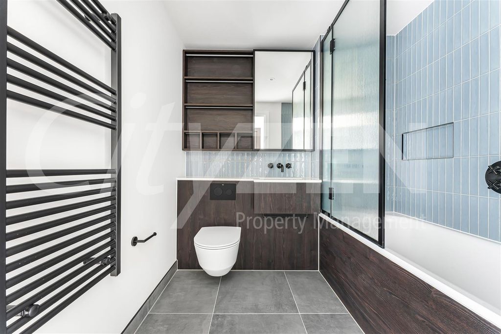 Property photo 2 of 16 Bathroom