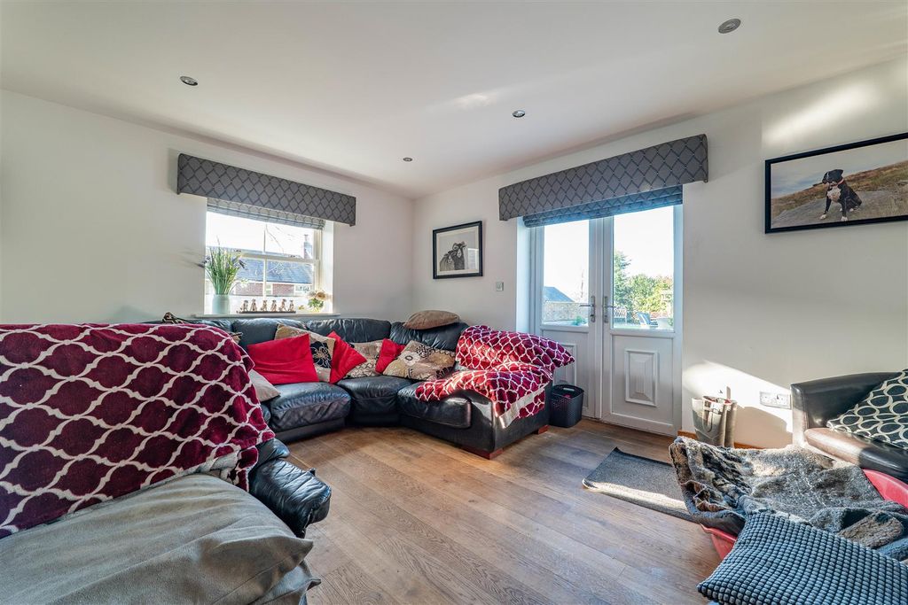 Property photo 2 of 14 Lounge