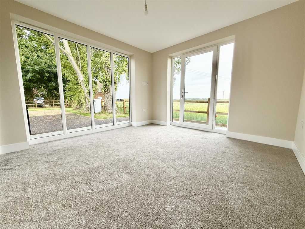 Property photo 3 of 26 Dining Room / Bedroom