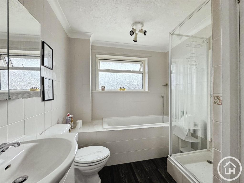 Property photo 3 of 10 Bathroom