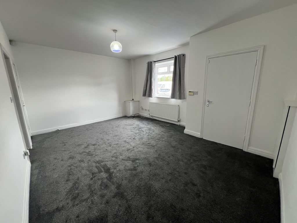 Property photo 3 of 10 Living Room