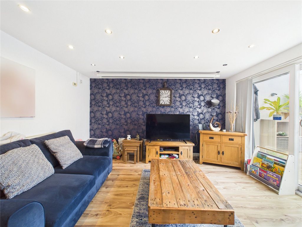 Property photo 2 of 24 Picture No. 32