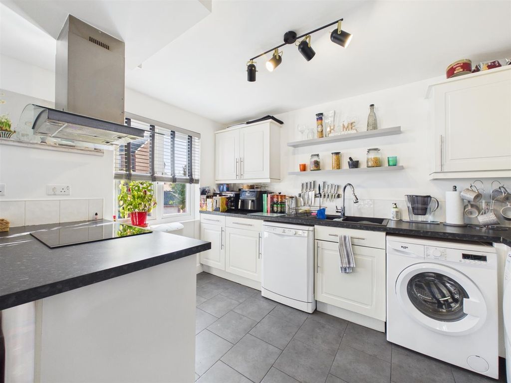 Property photo 3 of 8 Kitchen