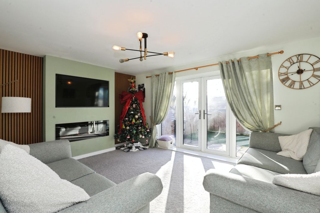 Property photo 2 of 20 Lounge