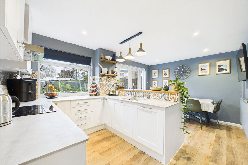 Property photo 3 of 10 Kitchen