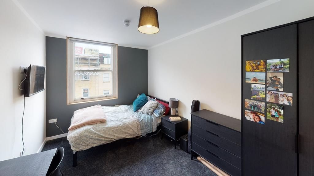 Property photo 1 of 9 A Bright And Inviting Double Bedroom Featuring A c...