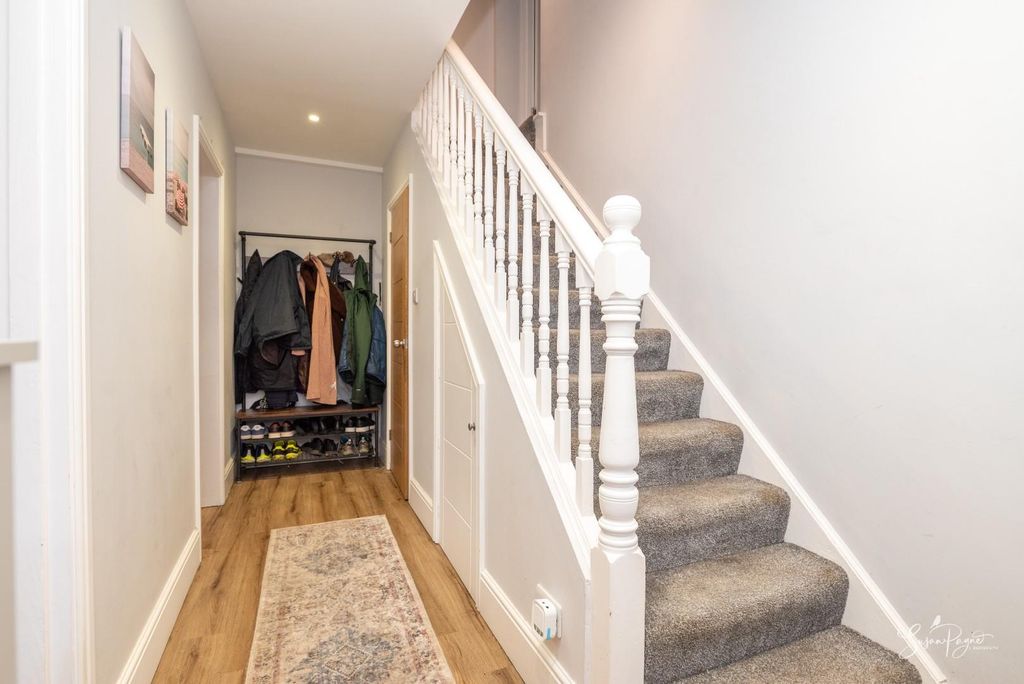 Property photo 3 of 30 Entrance Hall