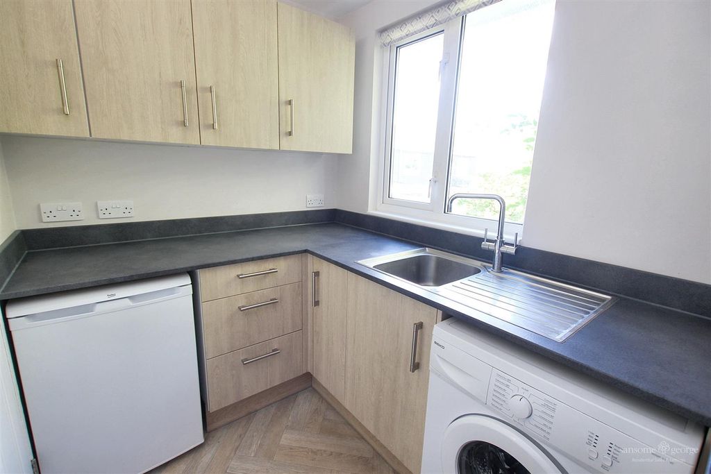 Property photo 3 of 10 Kitchen