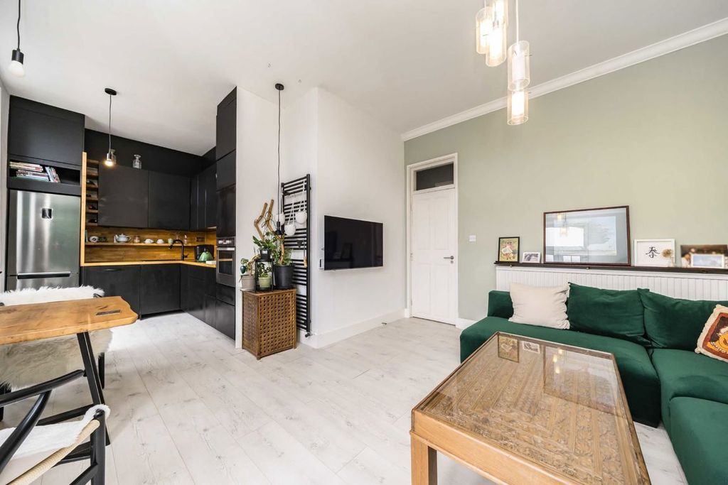 Property photo 3 of 6