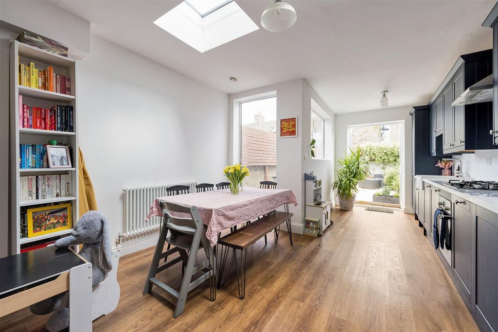 Property photo 3 of 38 Sutton Court Road, E13