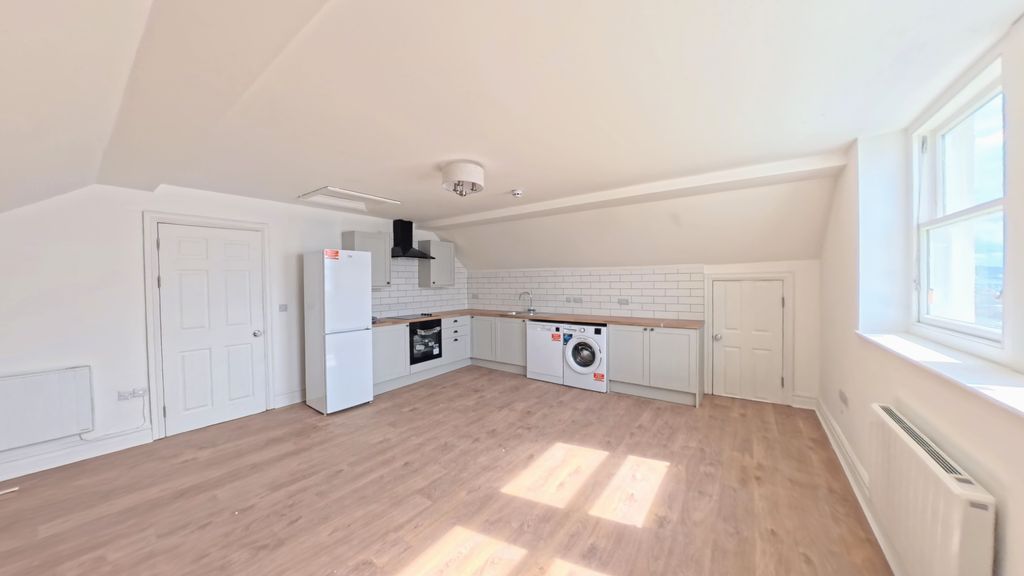 Property photo 3 of 8 Living Room/Kitchen (2)