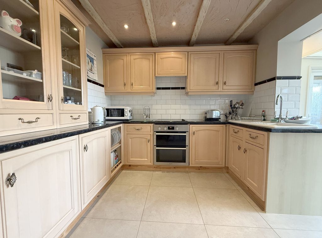Property photo 3 of 19 Kitchen
