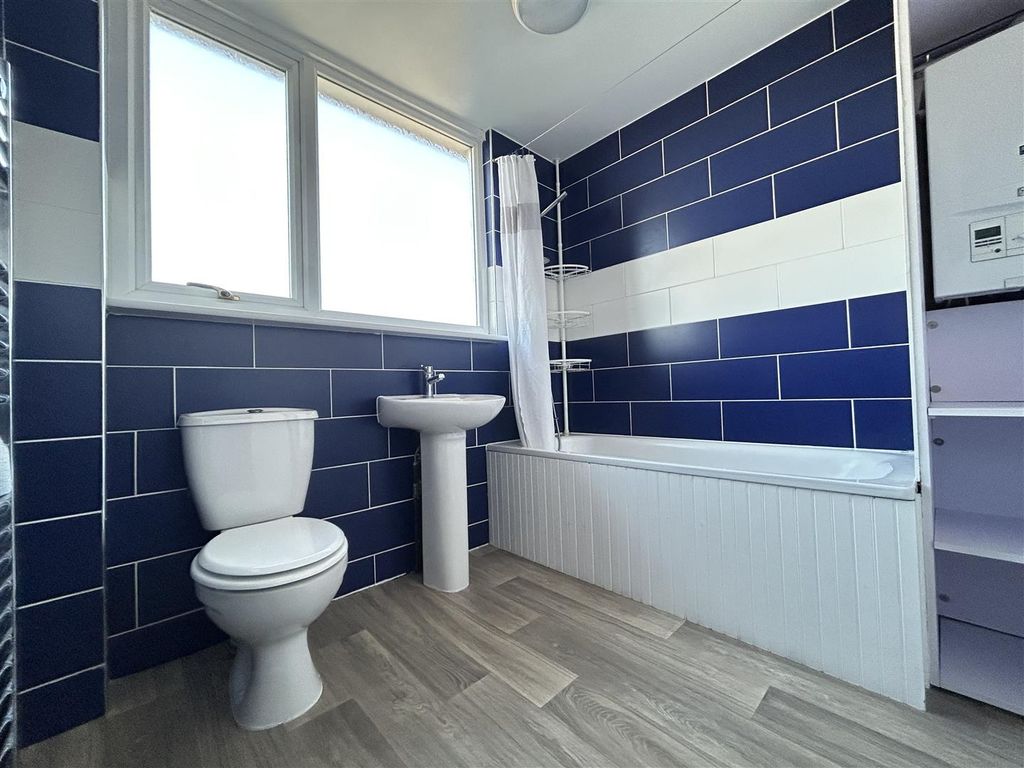 Property photo 3 of 9 Bathroom
