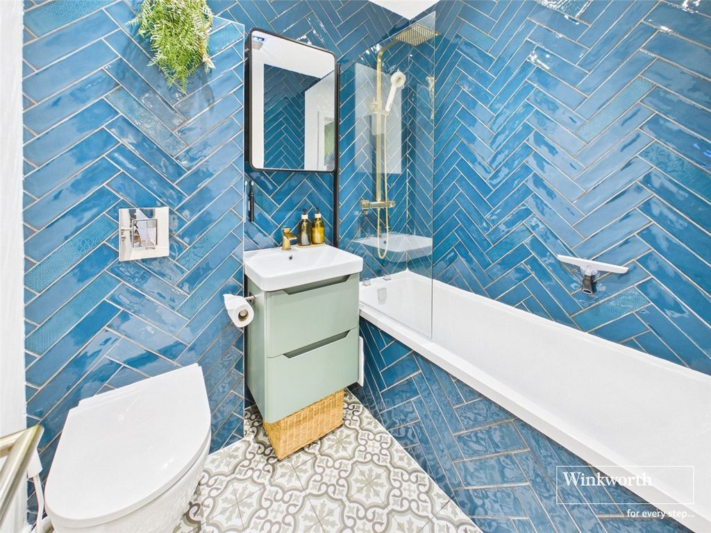 Property photo 3 of 11 Bathroom