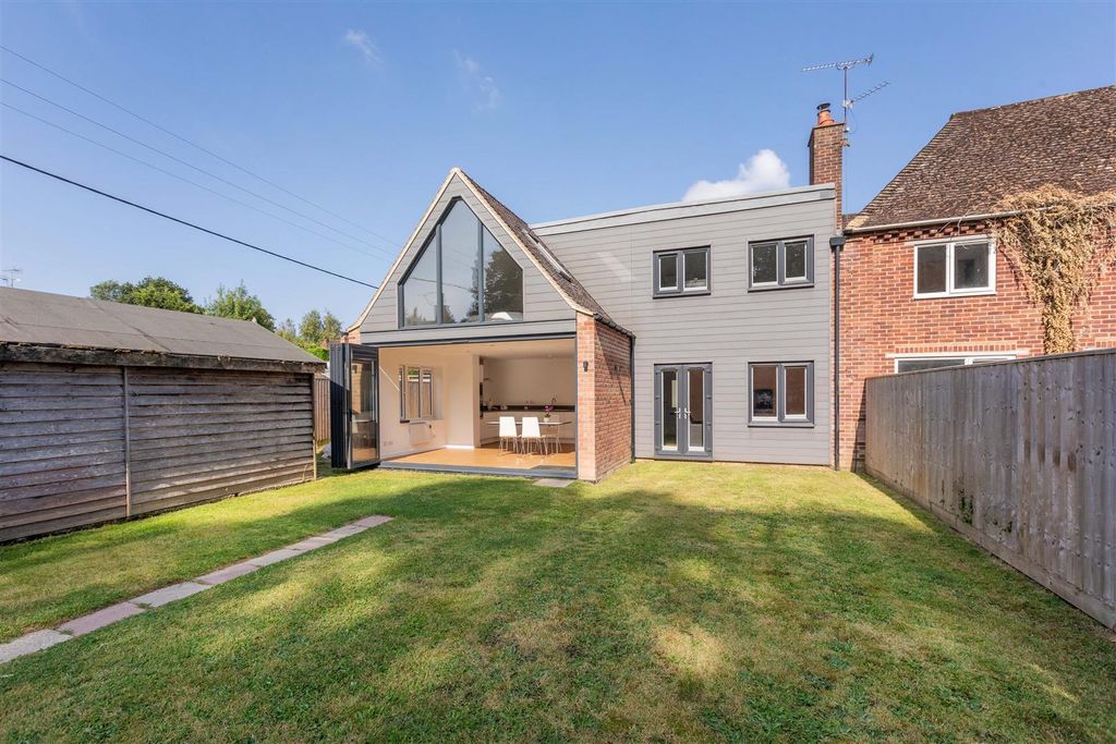 Property photo 1 of 20 16 Holly Close-6.Jpg