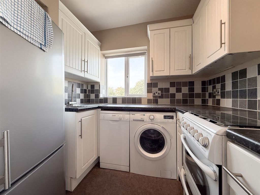 Property photo 3 of 8 Kitchen