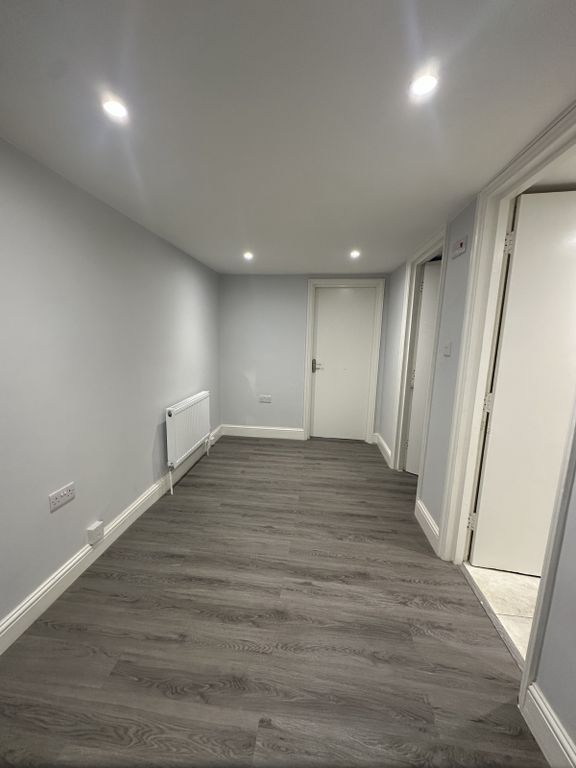 Property photo 3 of 11 Hallway