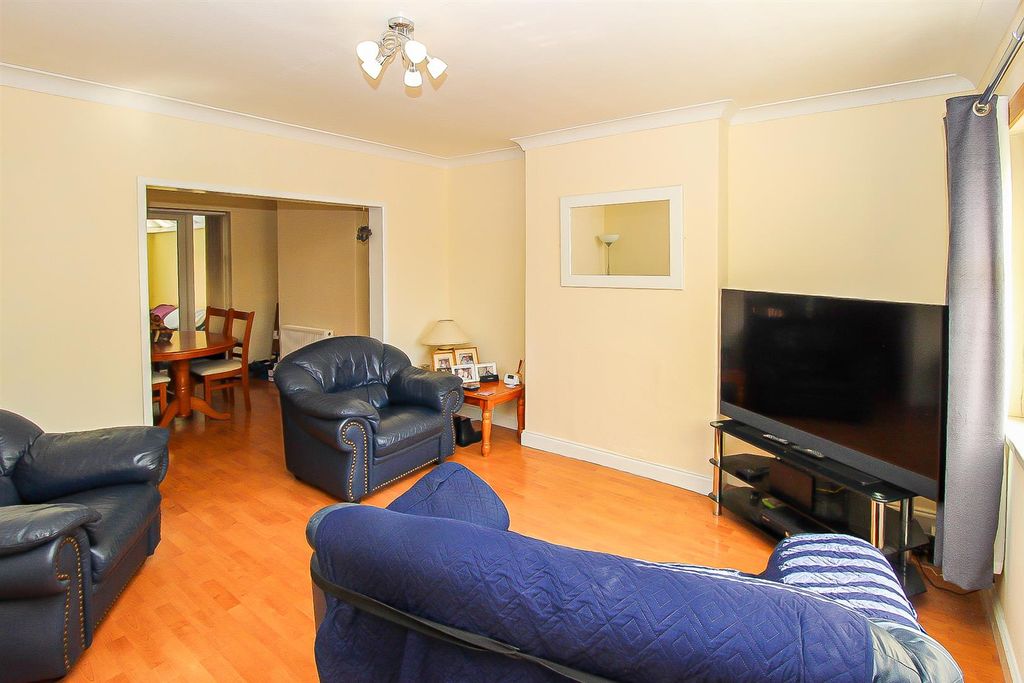 Property photo 3 of 11 Living Room