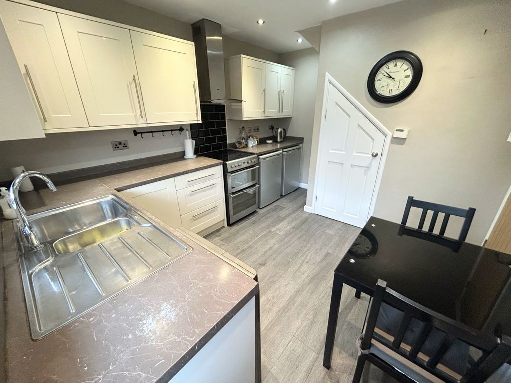 Property photo 3 of 18 Kitchen