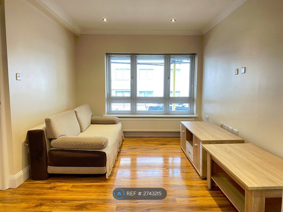 Property photo 1 of 8 Lounge/Living Area