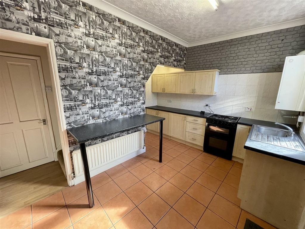 Property photo 3 of 8 Kitchen