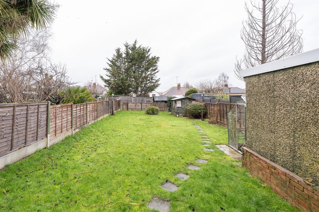 Property photo 2 of 14 Sunset Avenue, E4