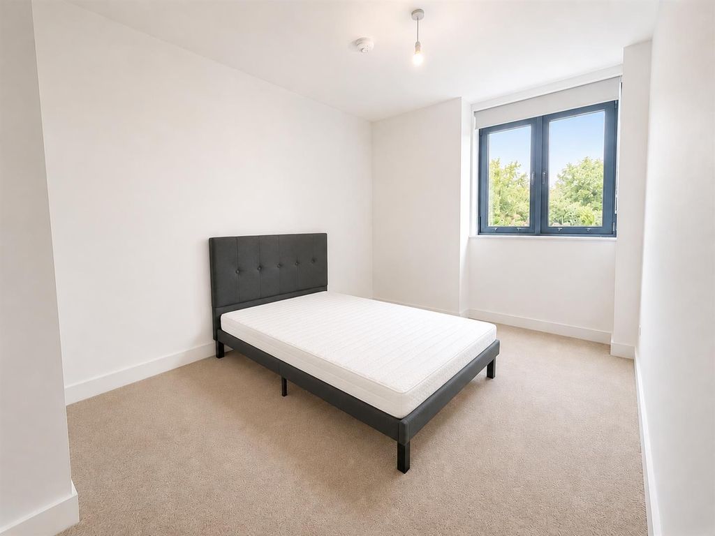 Property photo 3 of 5 Bright Modern Bedroom With Stylish Double Bed...