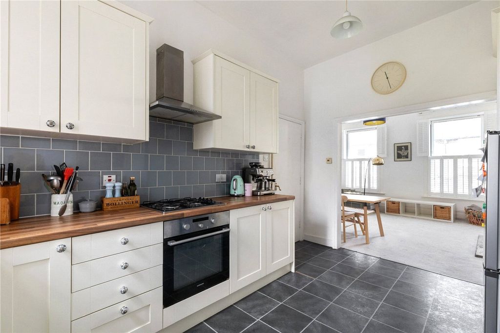 Property photo 3 of 11 Kitchen