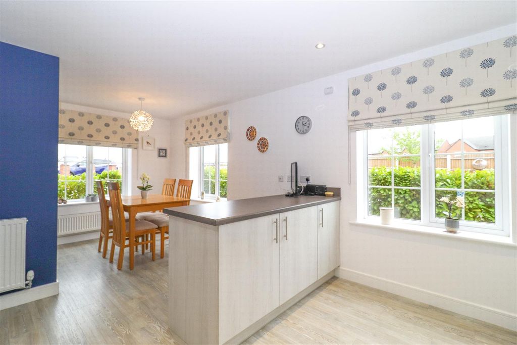 Property photo 1 of 18 Dining Kitchen