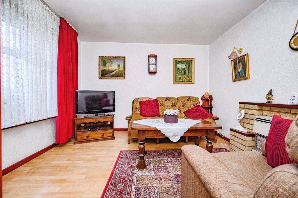 Property photo 3 of 15 Lounge