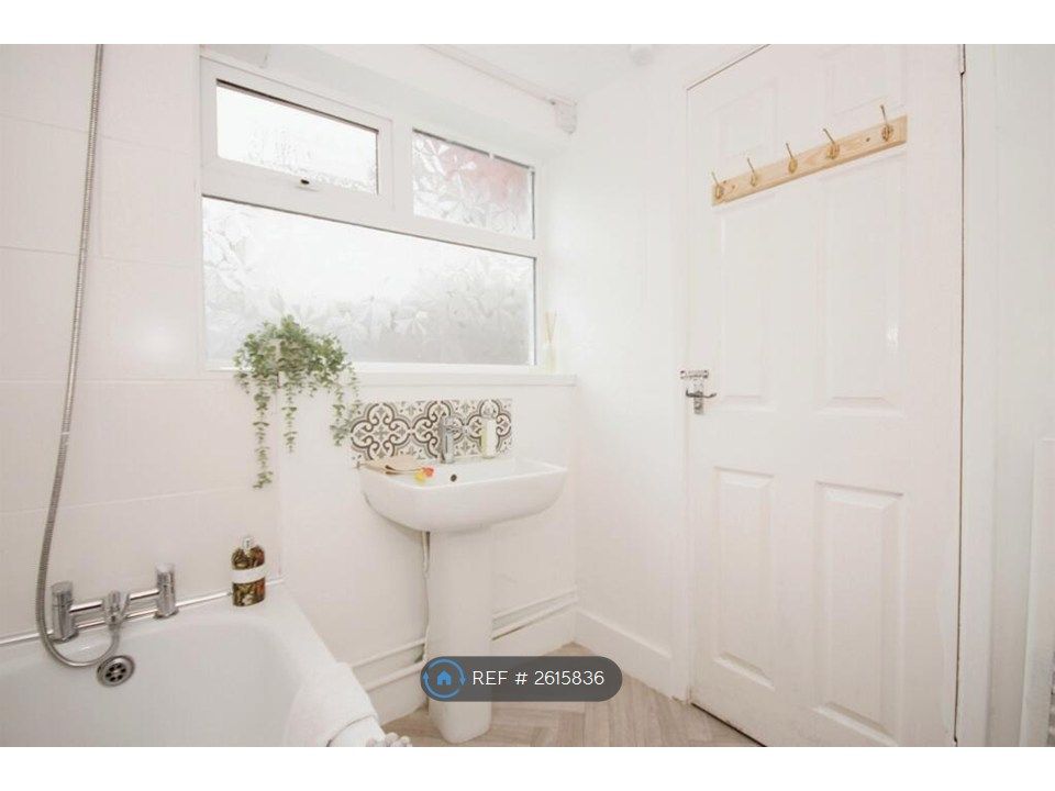 Property photo 3 of 10 Bathroom