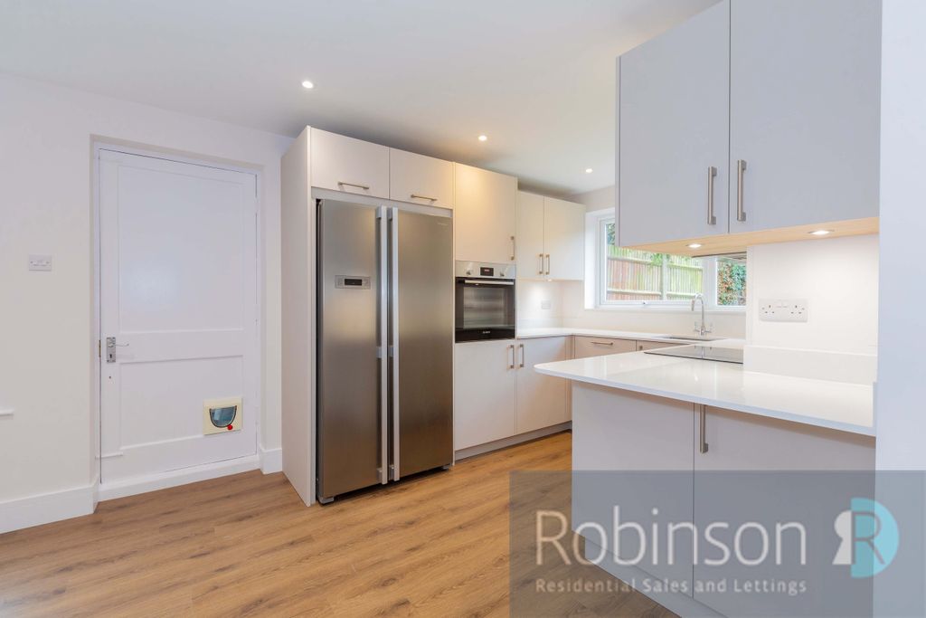 Property photo 3 of 16 17 Arkley Court-8