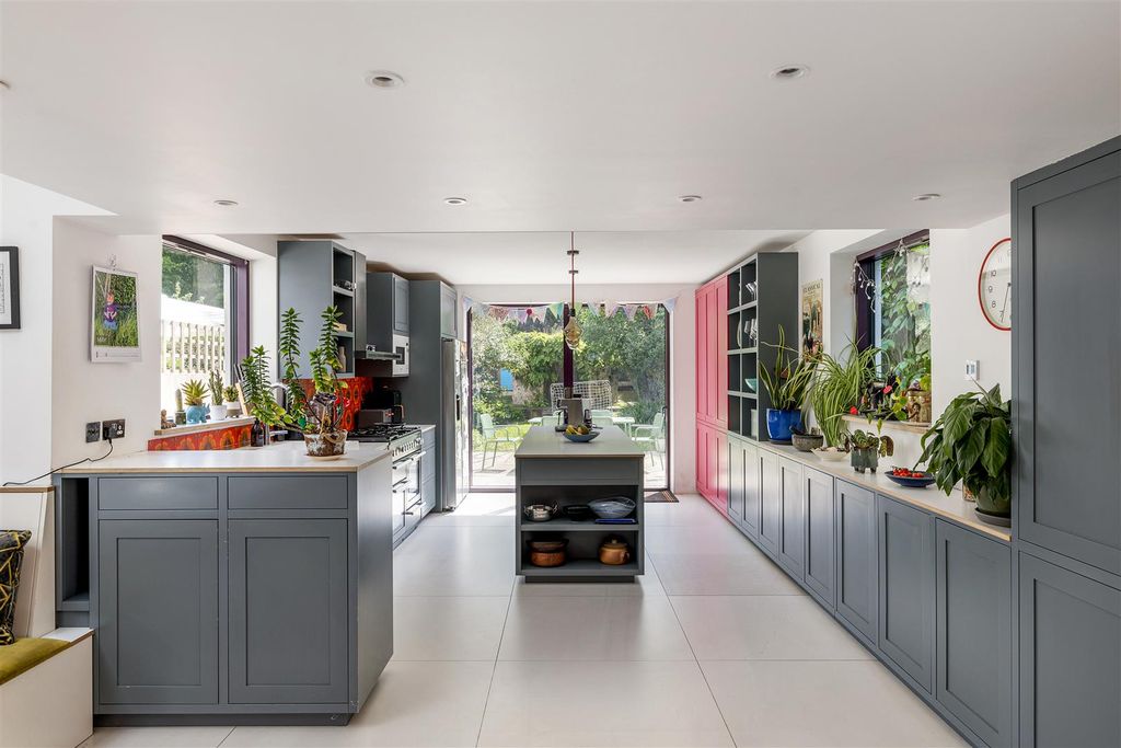 Property photo 1 of 54 Princes Road, Ig9