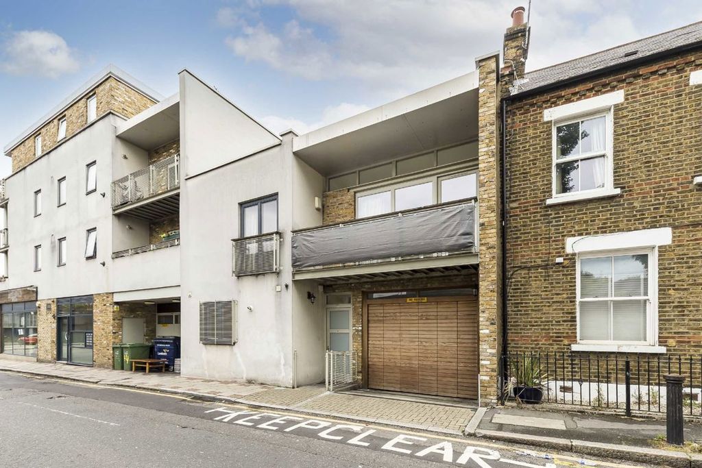 Property photo 1 of 8