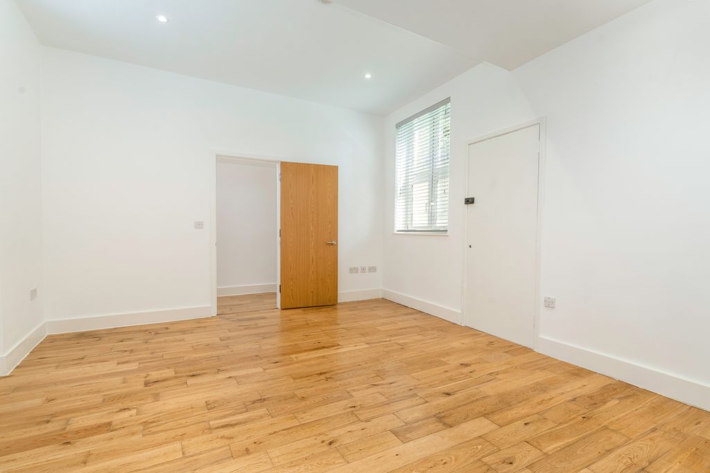 Property photo 1 of 12 Picture No. 17