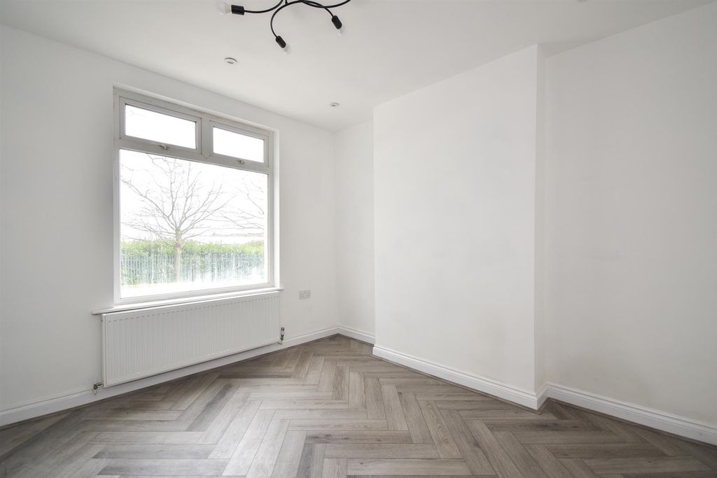Property photo 3 of 18 Living Room