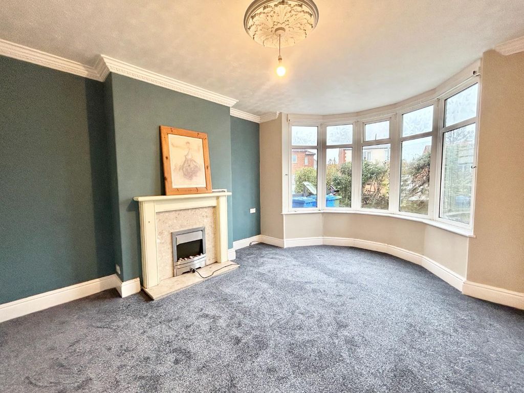 Property photo 3 of 29 Lounge